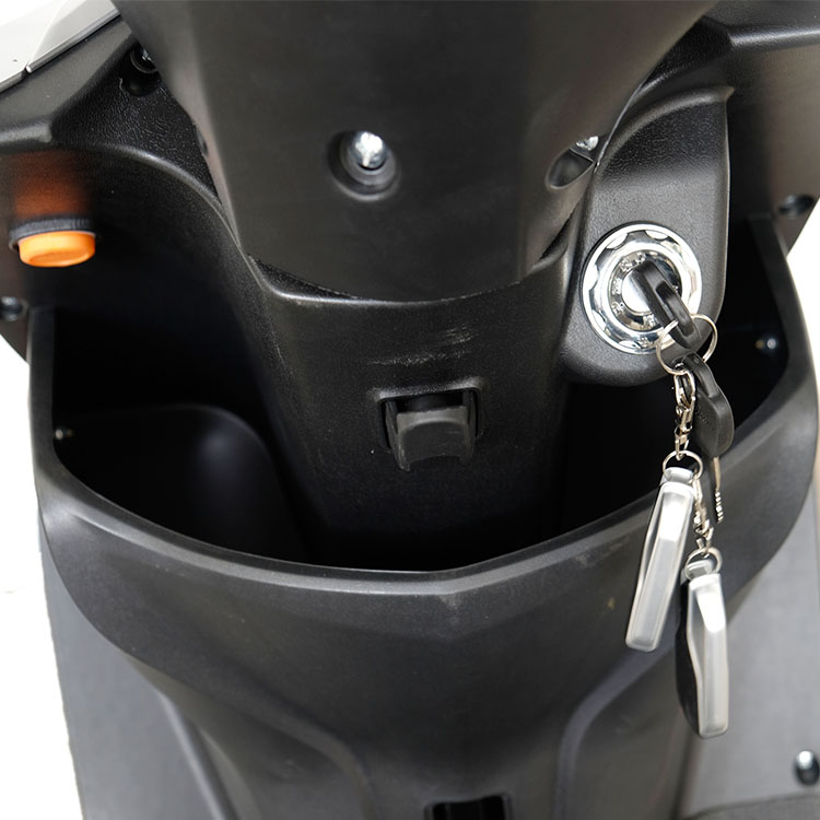 patinete eléctrico modelo JY encendido